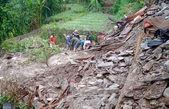 उत्तराखंड में बारिश के चलते भूस्खलन से मार्ग अवरुद्ध, चकराता के क्वांसी क्षेत्र में एक युवक की मौत, दो लापता