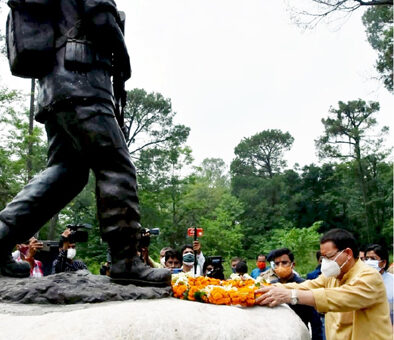 सीएम ने शौर्य स्थल में पुष्पचक्र अर्पित कर शहीद सैनिकों को श्रद्धांजलि दी