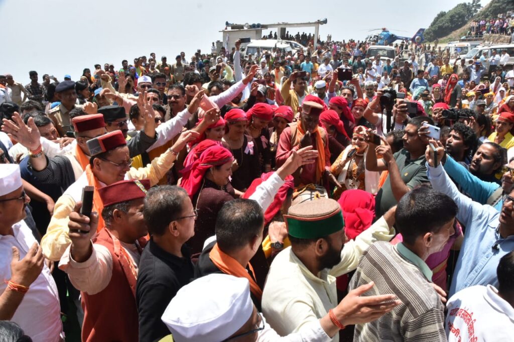 CM पुष्कर सिंह धामी ने शनिवार को श्री भद्रराज देवता के मंदिर में पूजा कर प्रदेश की सुख एवं समृद्धि की कामना की