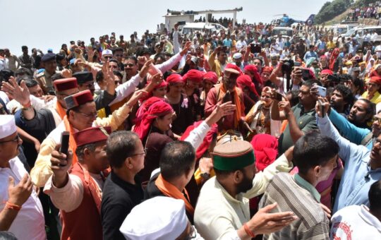 CM पुष्कर सिंह धामी ने शनिवार को श्री भद्रराज देवता के मंदिर में पूजा कर प्रदेश की सुख एवं समृद्धि की कामना की