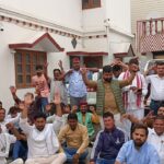 सहकारी निर्वाचन प्राधिकरण के समक्ष किया धरना प्रदर्शन