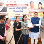 सीएम ने 326 मेधावी बालिकाओं को स्मार्टफोन प्रदान किए