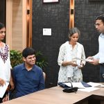 विगत माह अपने शत-प्रतिशत दिव्यांग बेटे व बेटी सहित डीएम से मिल लगाई थी गुहार