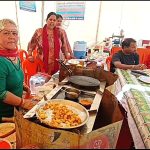 महिला समूहों के हाथों से परोसे जा रहे पारंपरिक व्यंजन, श्रद्धालु हो रहे आकर्षित