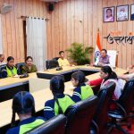 मुख्यमंत्री ने बालिकाओं के साथ प्रधानमंत्री के मन की बात के 134वें संस्करण को सुना