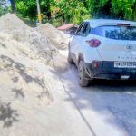 सड़कों पर निर्माण सामग्री डाले जाने से लोग हो रहे चोटिल