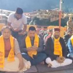 बदरीनाथ धाम में कथित चढ़ावा चोरी के खिलाफ विधायक बुटोला का मौन व्रत