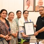 मंत्री गणेश जोशी ने शूटिंग में गोल्ड मेडल जीतने वाली अनुष्का ओटानी को किया सम्मानित