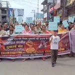 रेलवे स्टेशन के बाहर अपनी दुकानंे चला रहे दुकानदारों को नोटिस, विरोध में दिया धरना